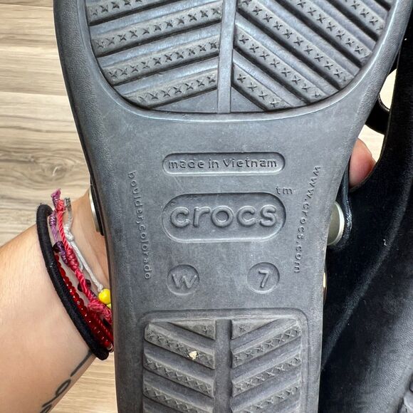 Crocs Sanrah 203342 Black Silver Circle Wedge Slip On Thong Sandals US Women’s 7 - Picture 8 of 10